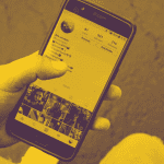Imagem mostrando um celular com as redes sociais