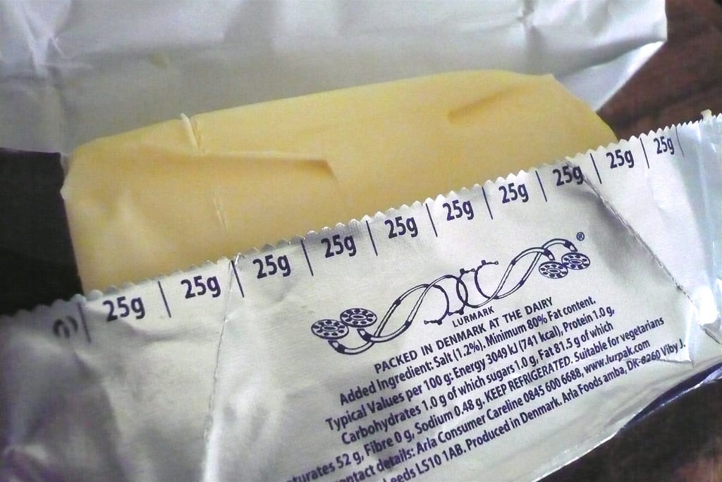 Embalagem de manteiga com graduação para facilitar preparação de bolos. Fonte: Greenhalg (1997).